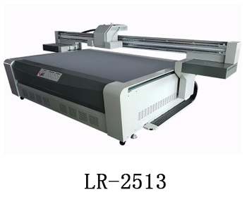 LR-2513通常我們也稱為萬(wàn)能打印機(jī)，他是根據(jù)國(guó)際標(biāo)準(zhǔn)尺寸而來(lái)，加上這種uv機(jī)器不收材質(zhì)約束，差不多什么都可以打印，通常我們也稱之為萬(wàn)能打印機(jī)